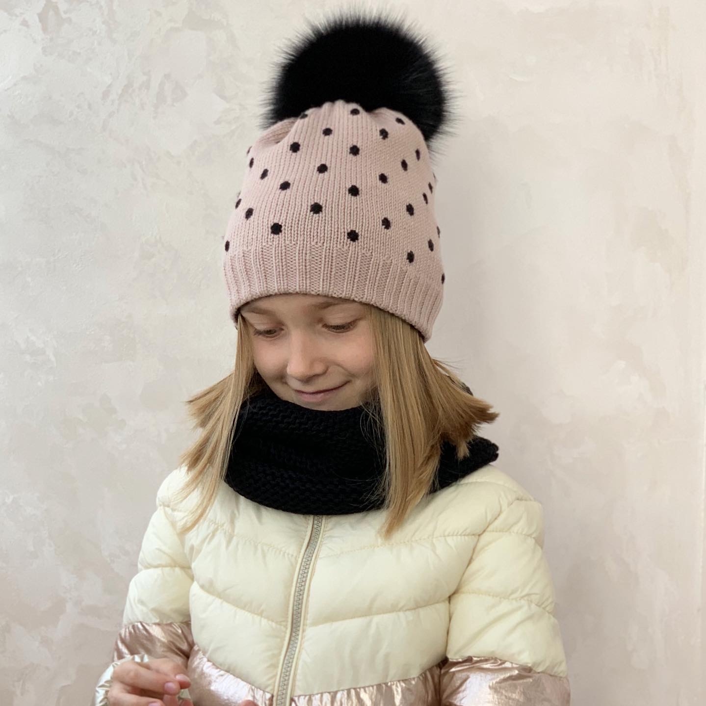 вязаная шапка с горошками