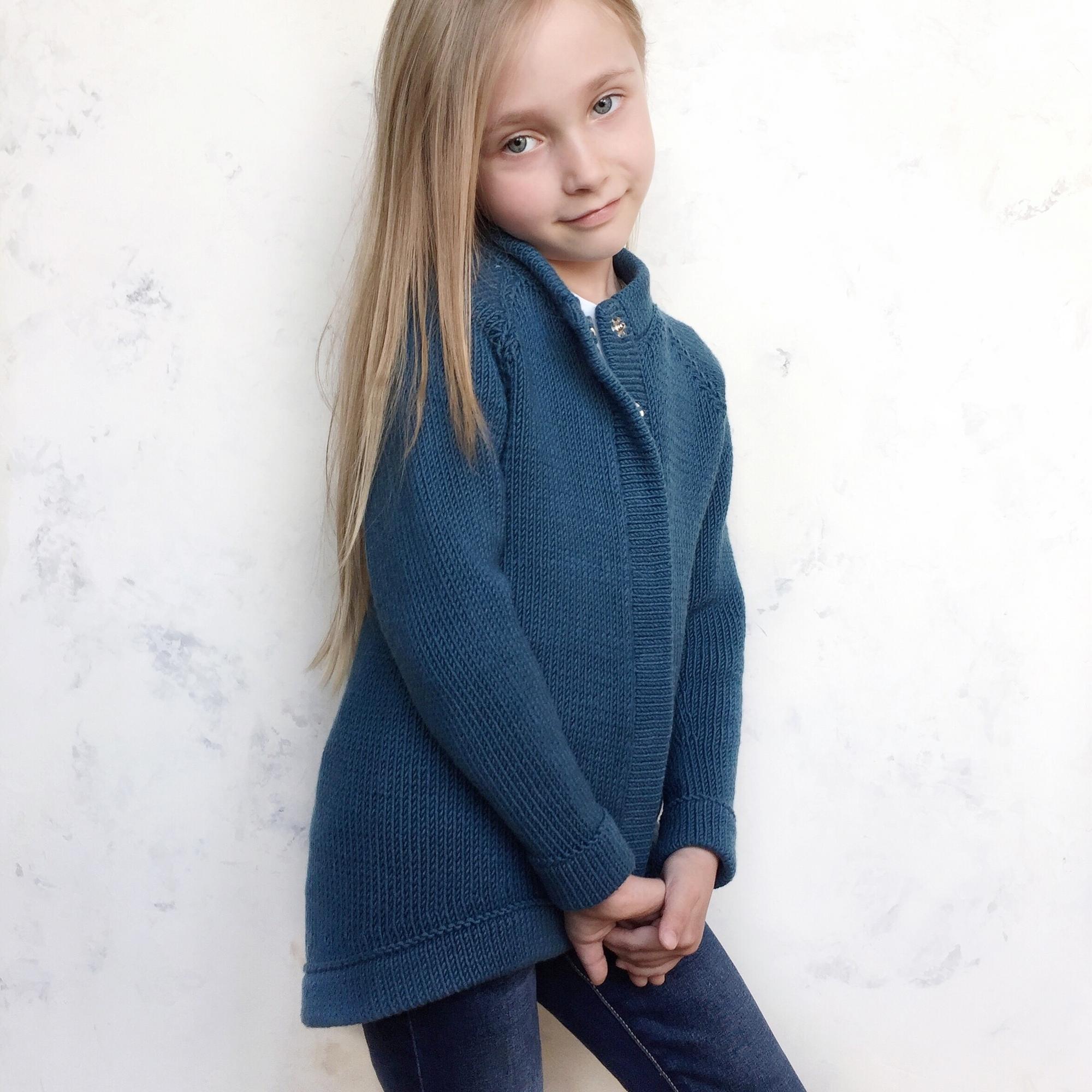 базовый детский кардиган спицами