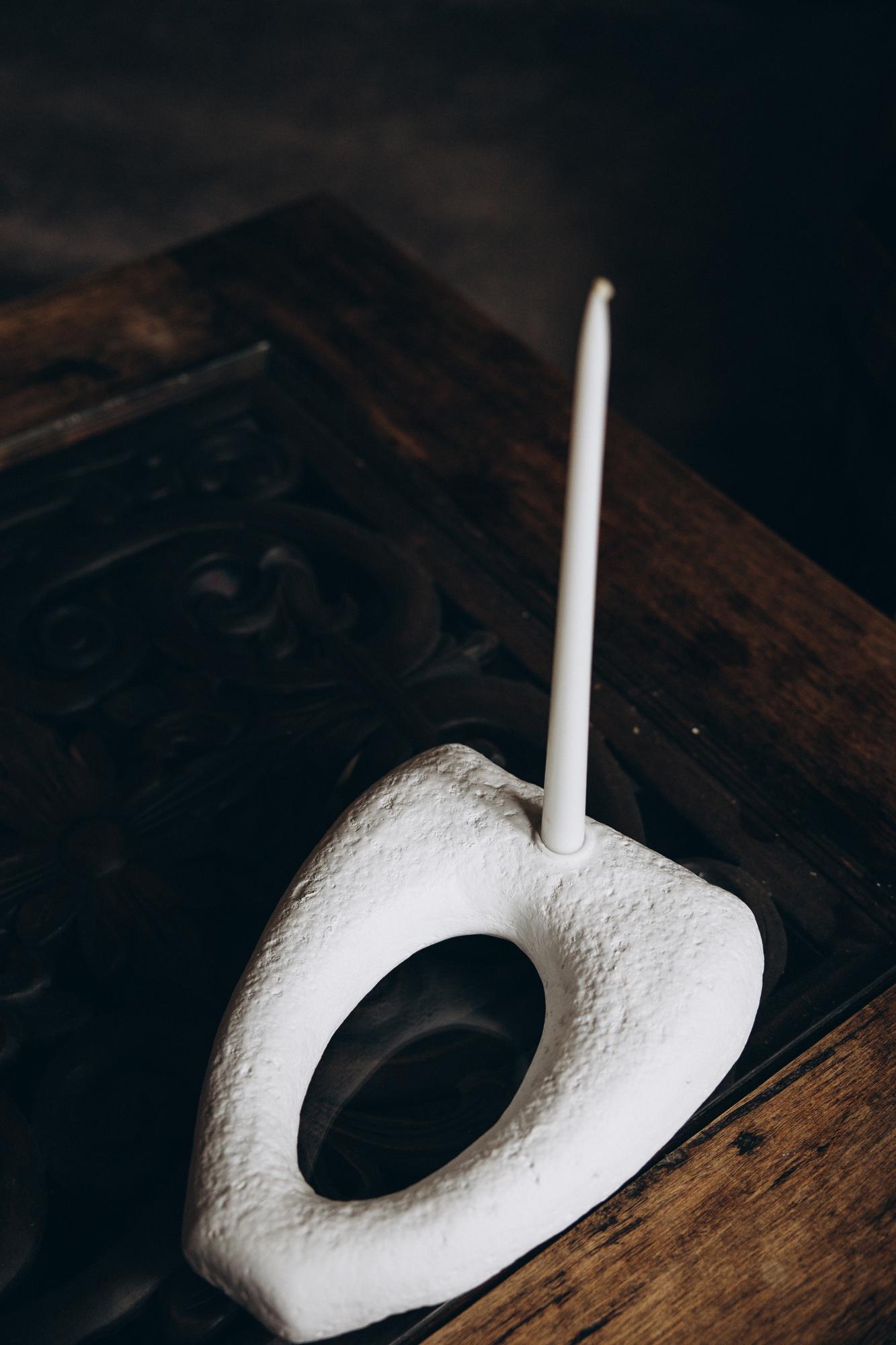 Гипсовый подсвечник со столовой свечой