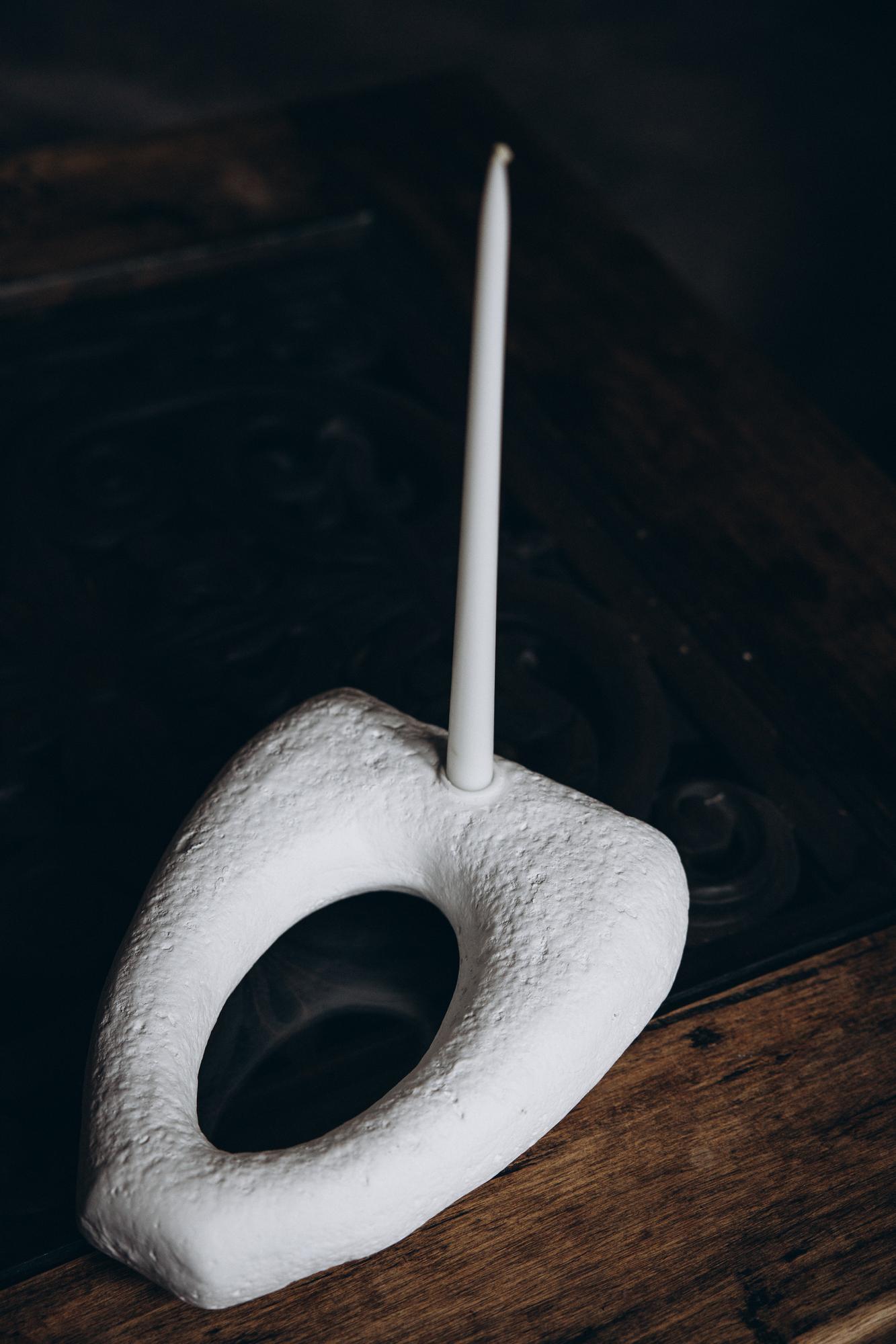 Гипсовый подсвечник со столовой свечой