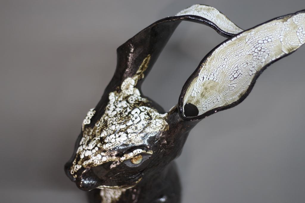 Скульптура "Чёрный кролик Инле"