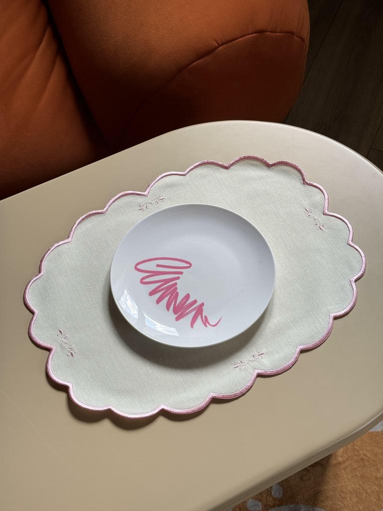 Плейсмат овальный с розовыми завитками, молочно-сливочный