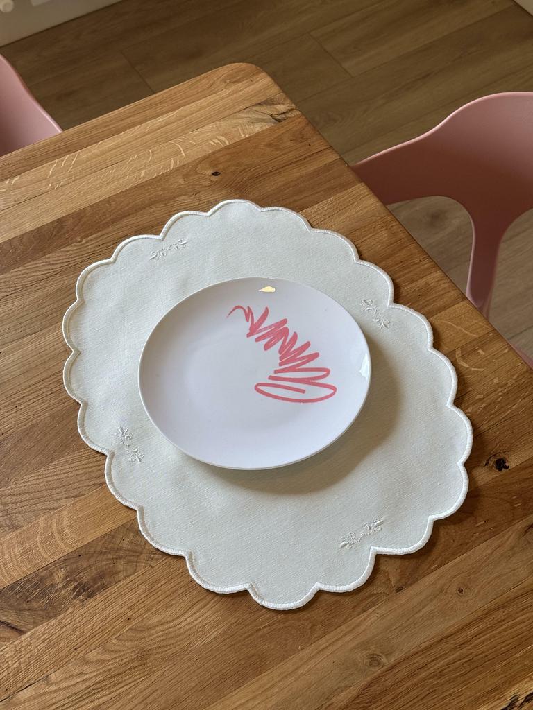 Плейсмат овальный с молочными завитками, молочно-сливочный