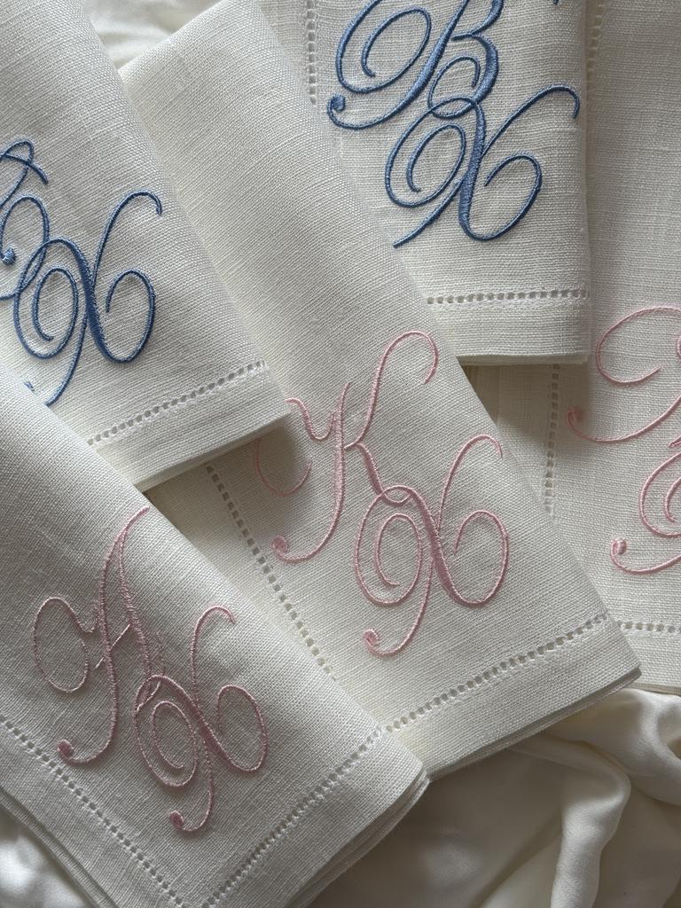 Салфетки с мережкой и цветной монограммой