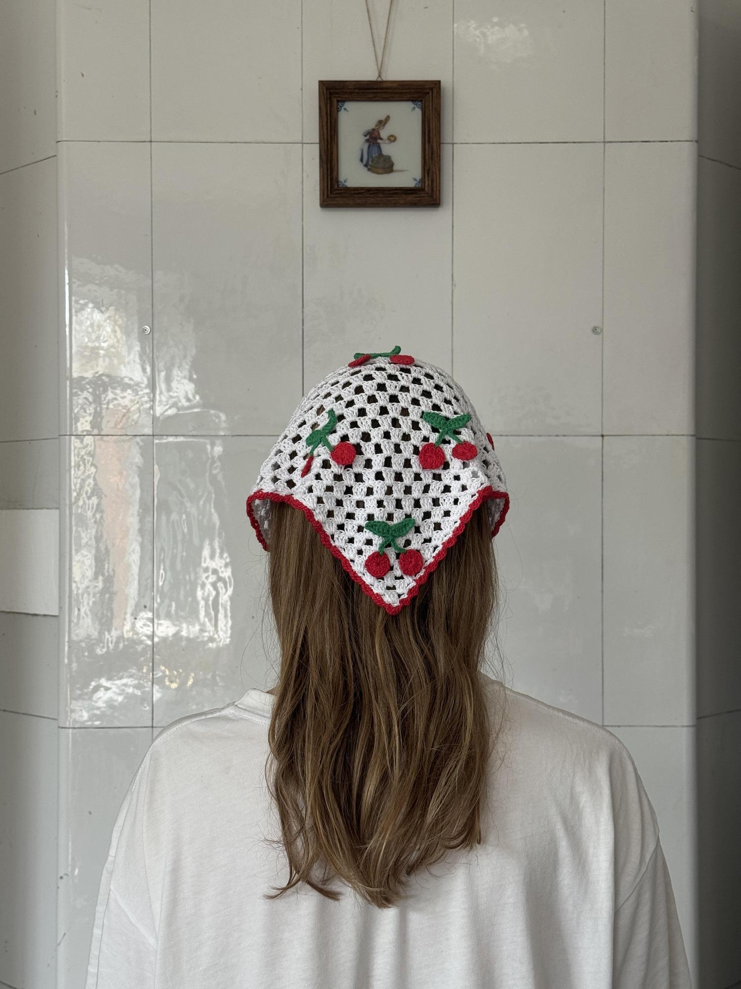 Косынка вязаная с вишенками