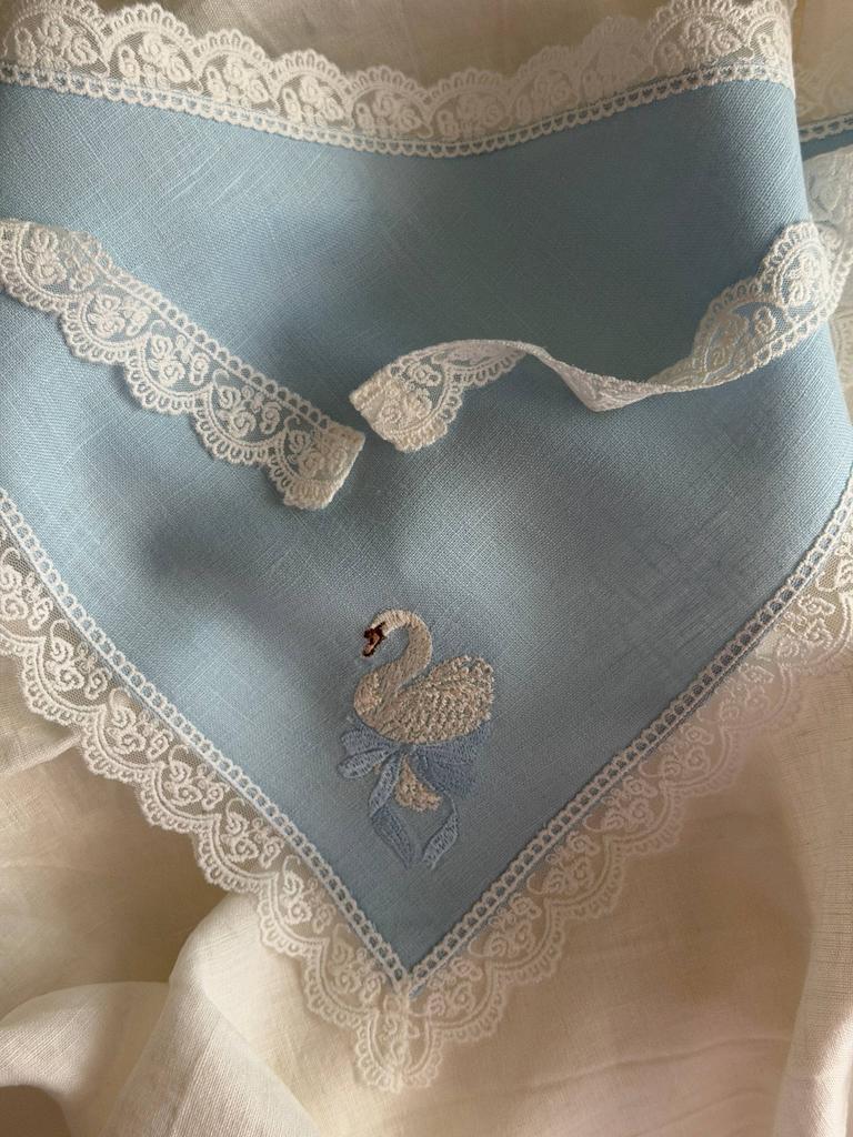 Косынка с лебедем, голубая