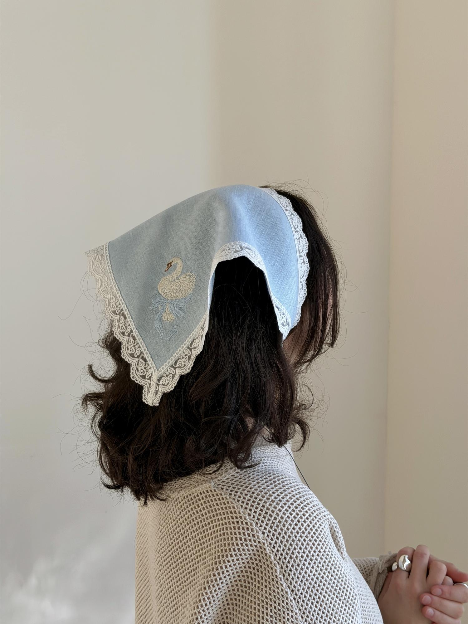 Косынка с лебедем, голубая