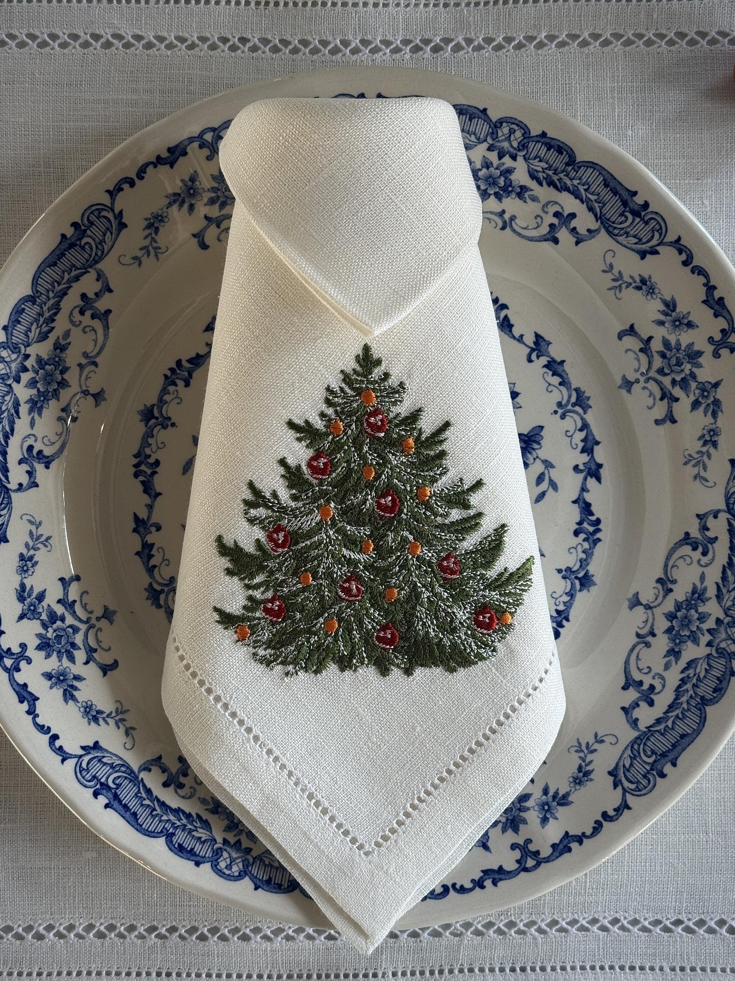 Салфетка с мережкой и вышивкой зелёной ёлочки