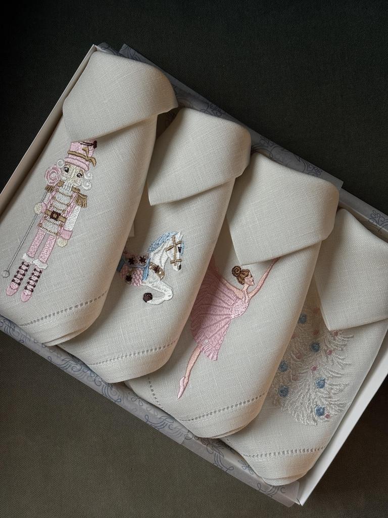 Комплект салфеток «Щелкунчик», нежная гамма, Щелкунчик в розовом костюме, с коробкой