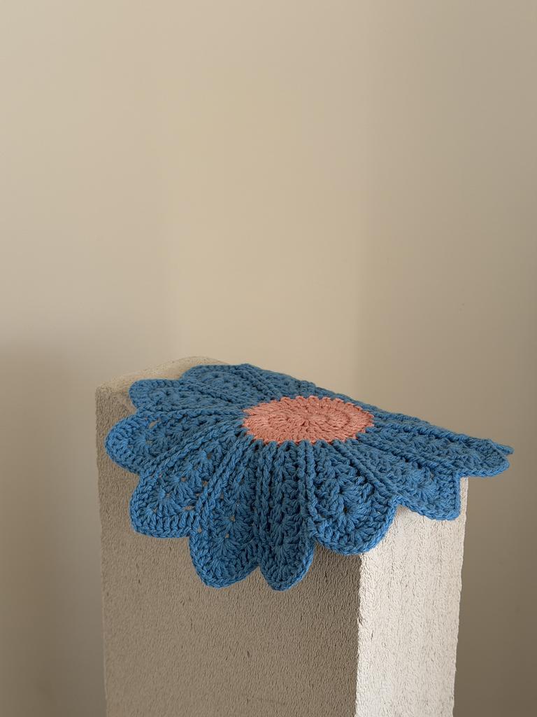 Костер вязаный "Цветок", синий