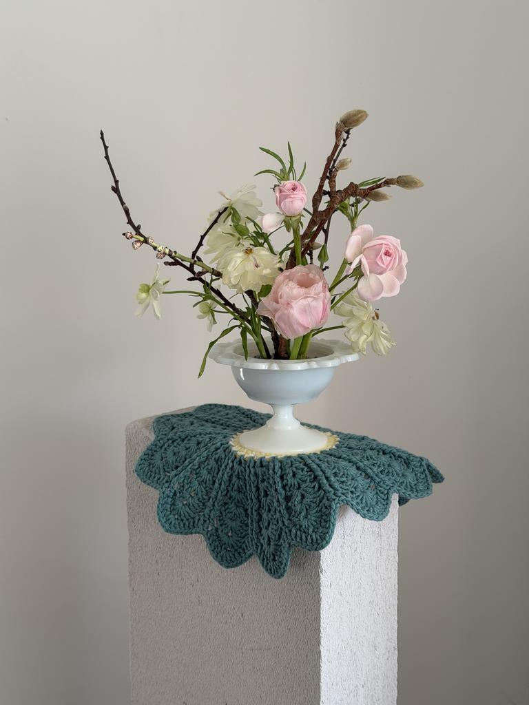 Костер вязаный "Цветок", изумрудный