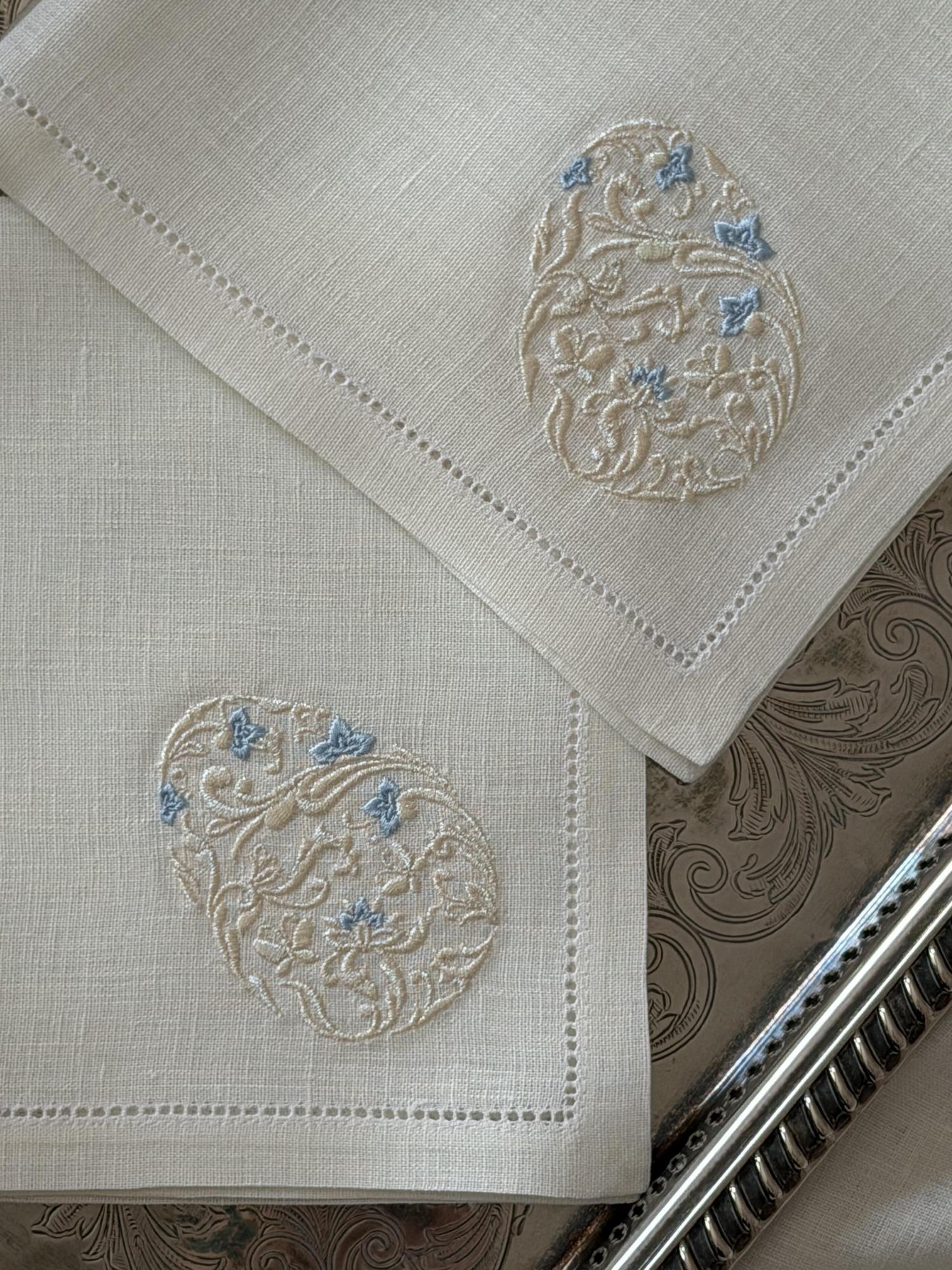 Салфетка с пасхальным яйцом по диагонали, голубое