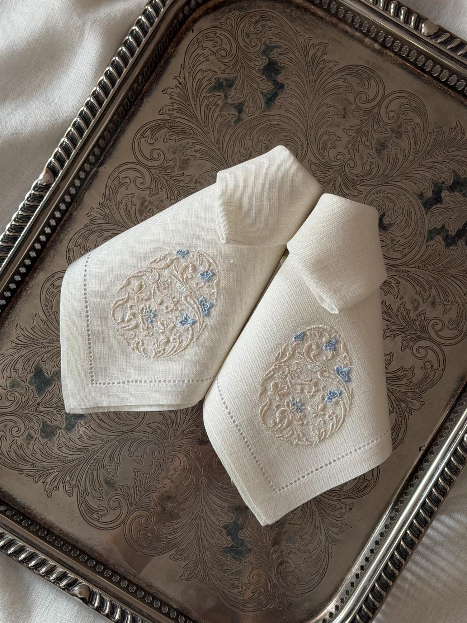 Салфетка с пасхальным яйцом по диагонали, голубое