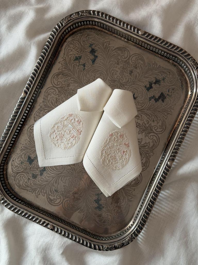 Салфетка с пасхальным яйцом по диагонали, персиковое