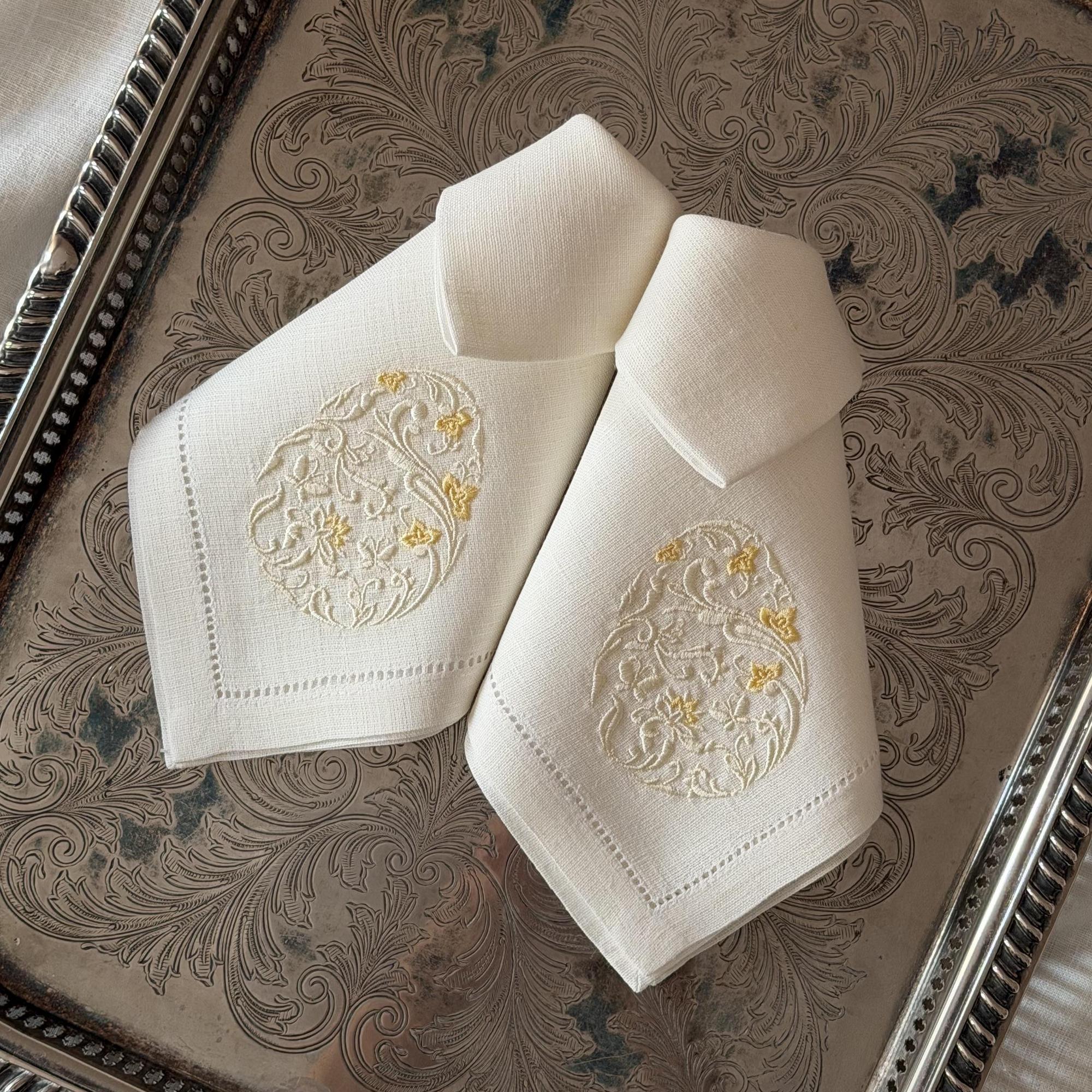 Салфетка с пасхальным яйцом по диагонали, жёлтое