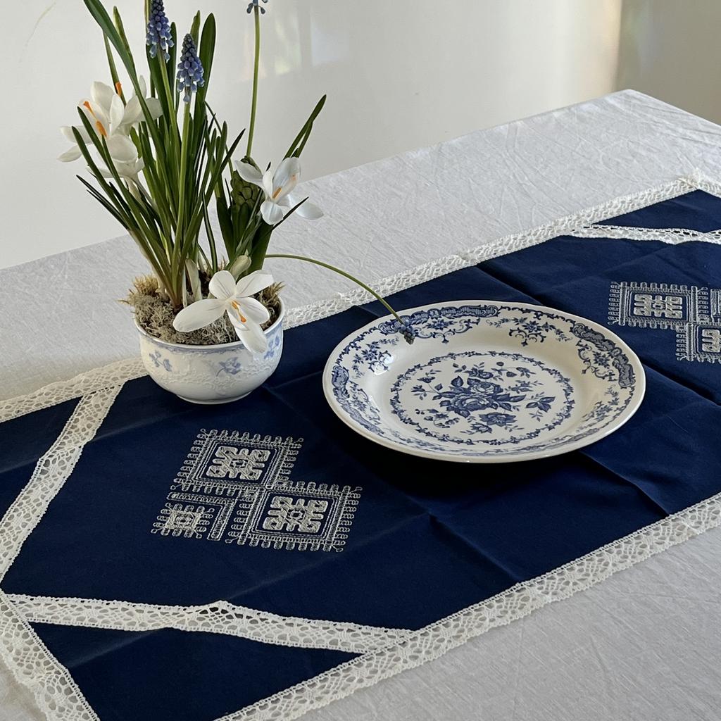 Дорожка с кружевом, синяя