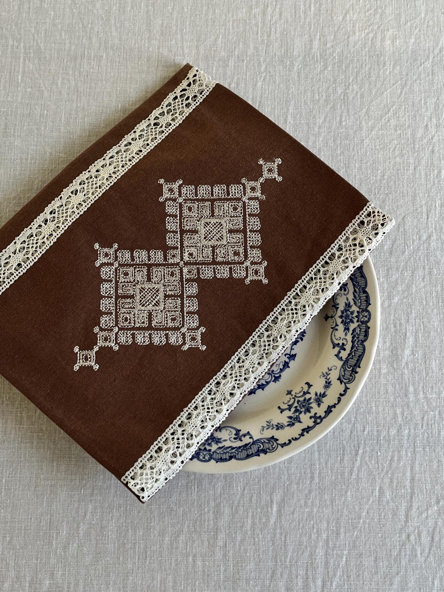 Дорожка с кружевом, карамельно-шоколадная