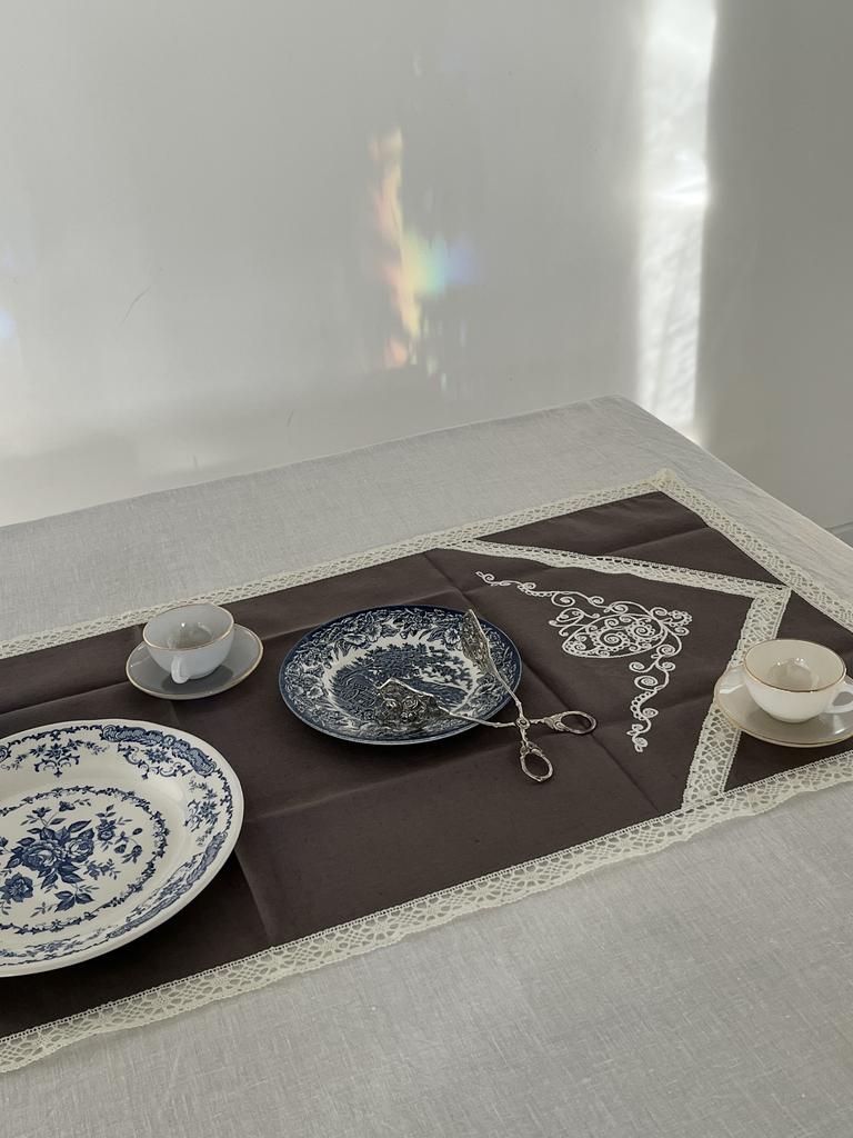Дорожка с кружевом. кофейная