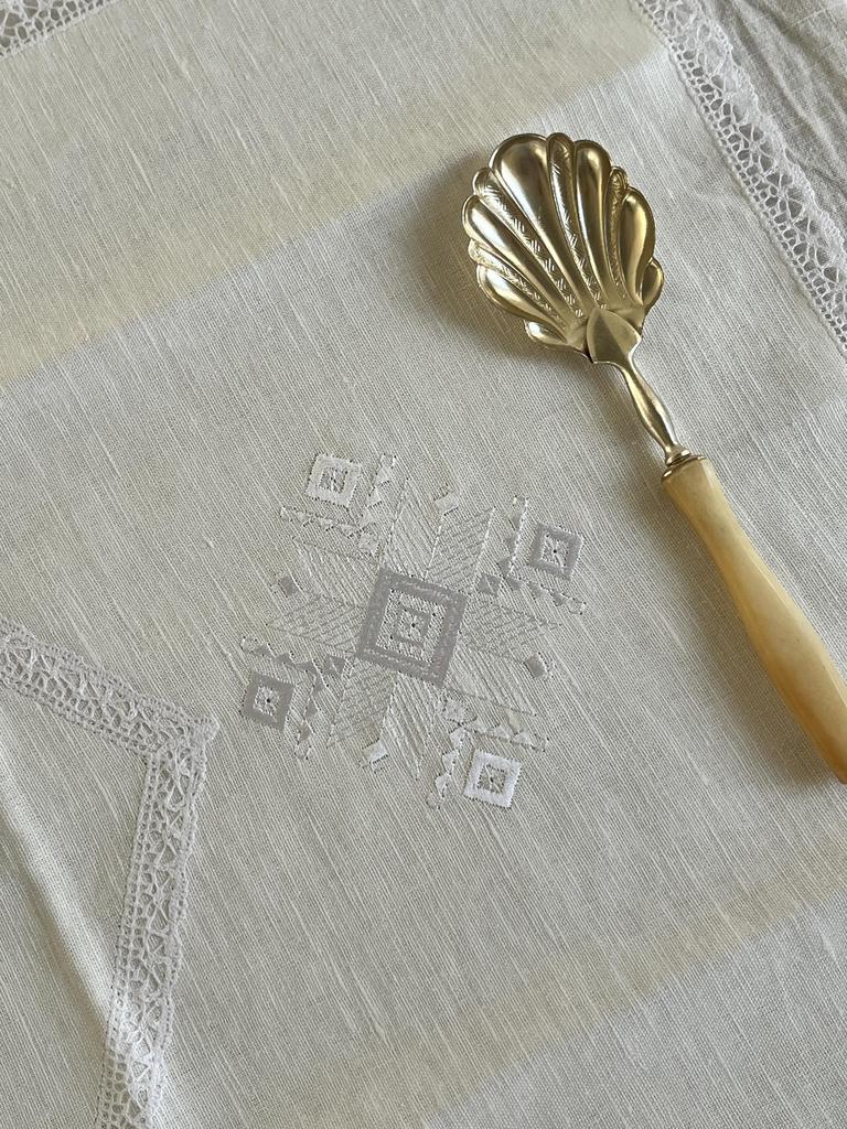 Дорожка с кружевом, молочно-белая