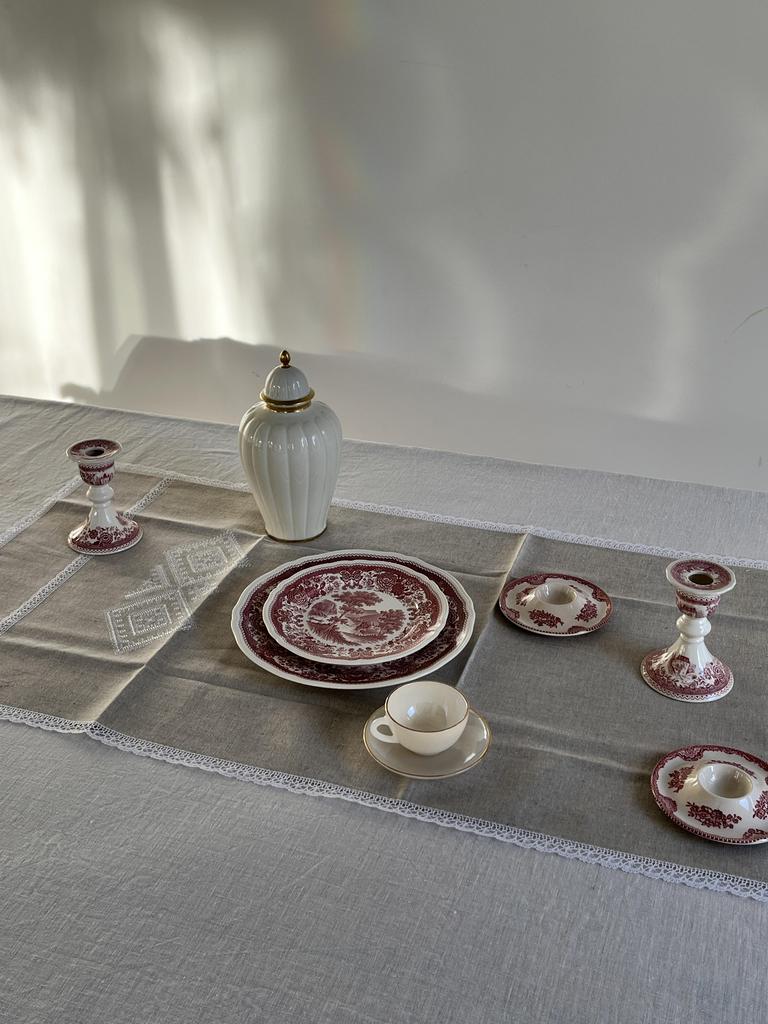 Дорожка с кружевом, натурально-серая