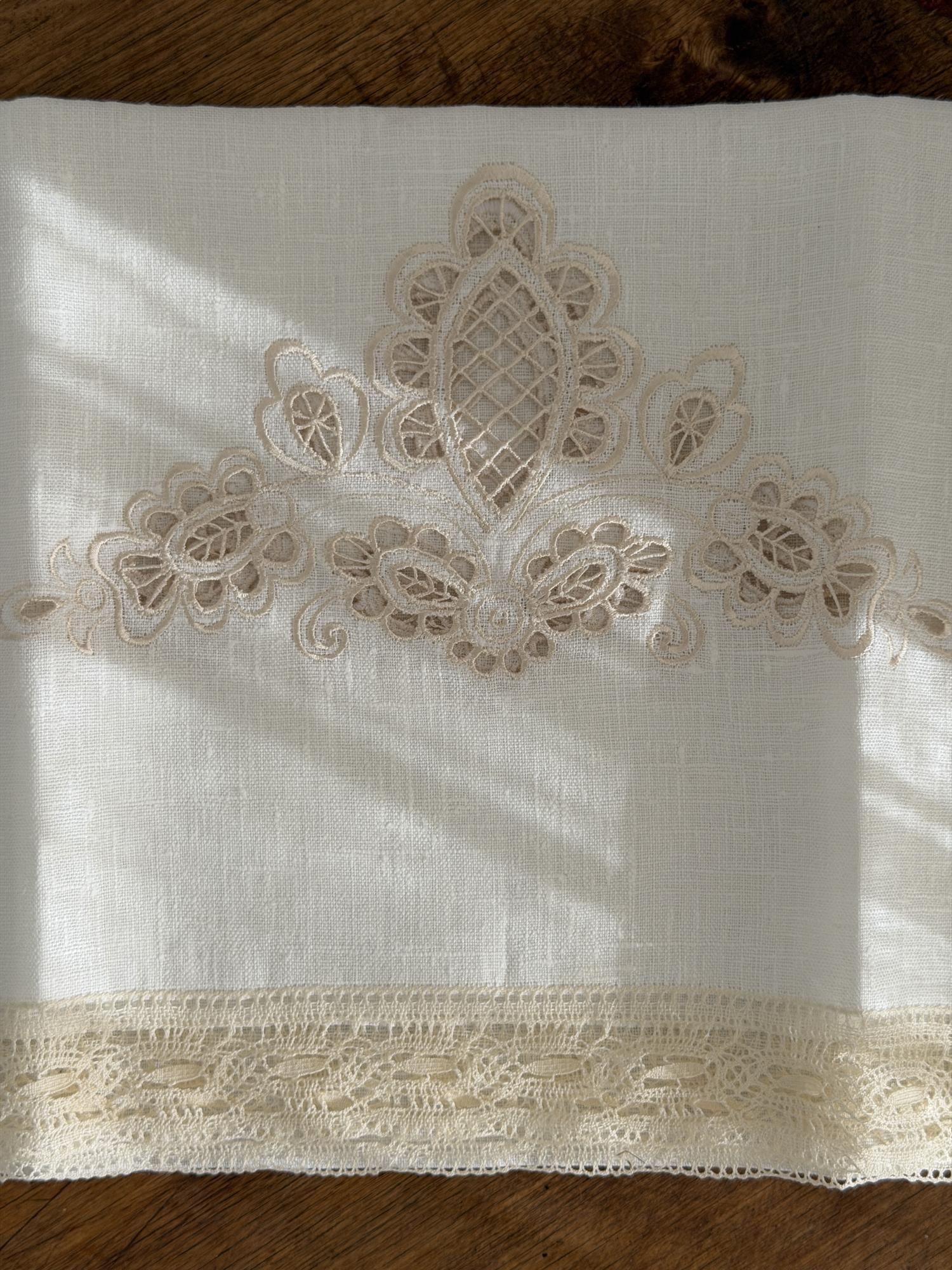 Дорожка с ришелье, молочно-бежевая