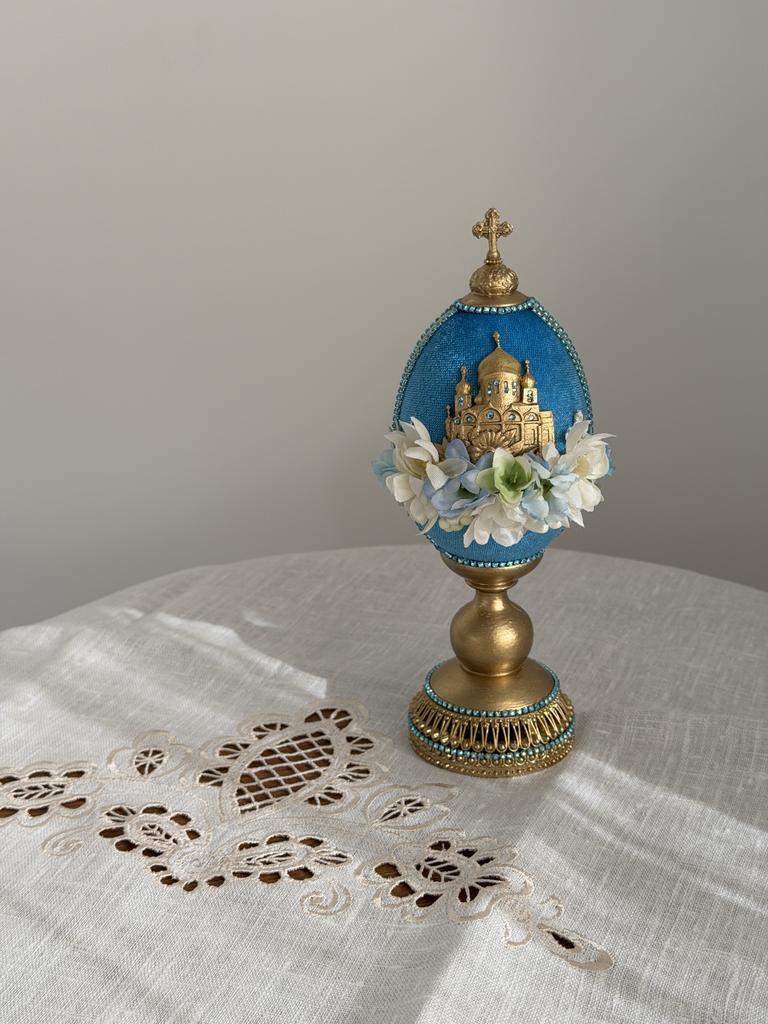Яйцо на подставке с цветами, голубое
