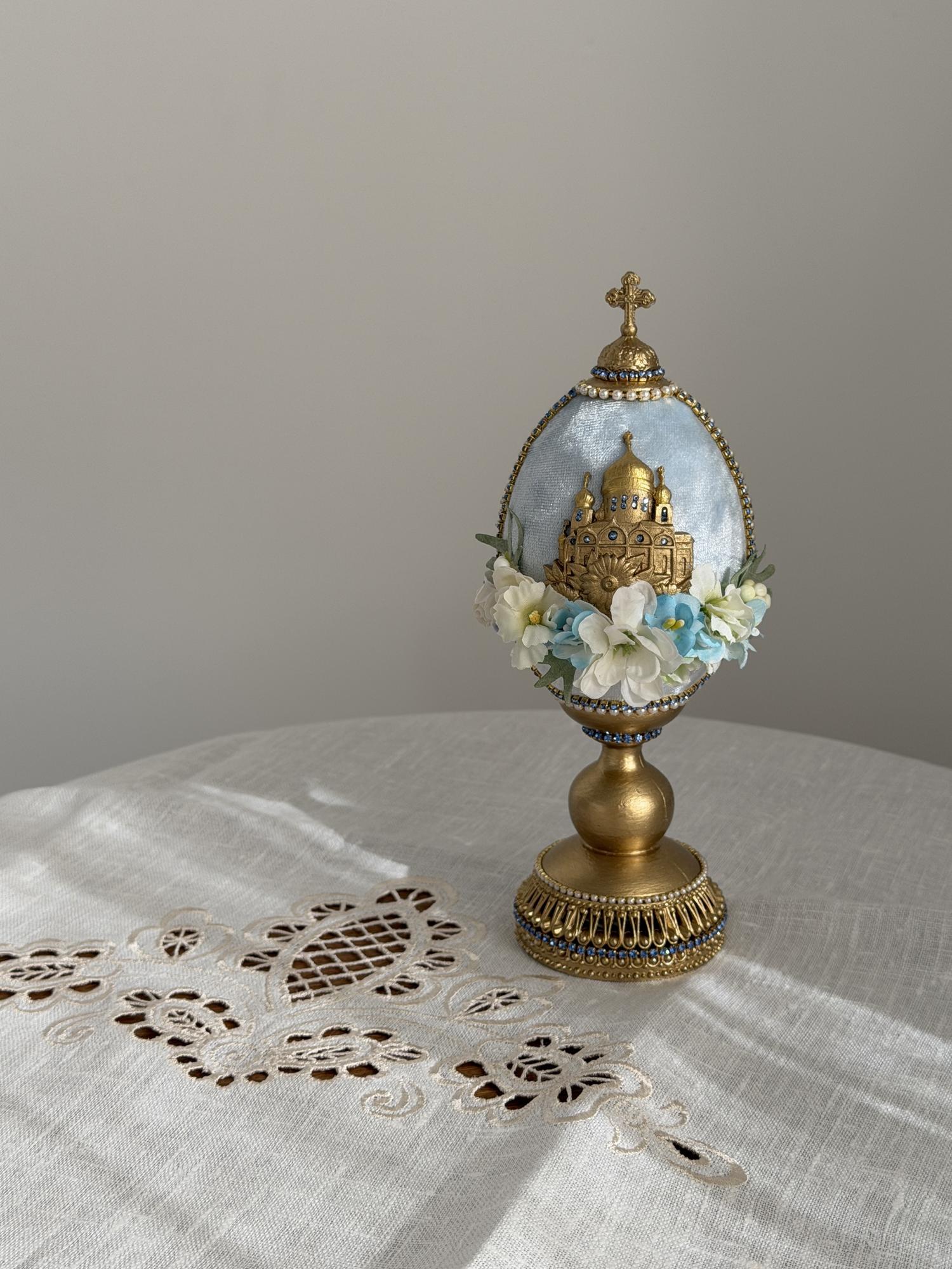 Яйцо на подставке с цветами, нежно-голубое