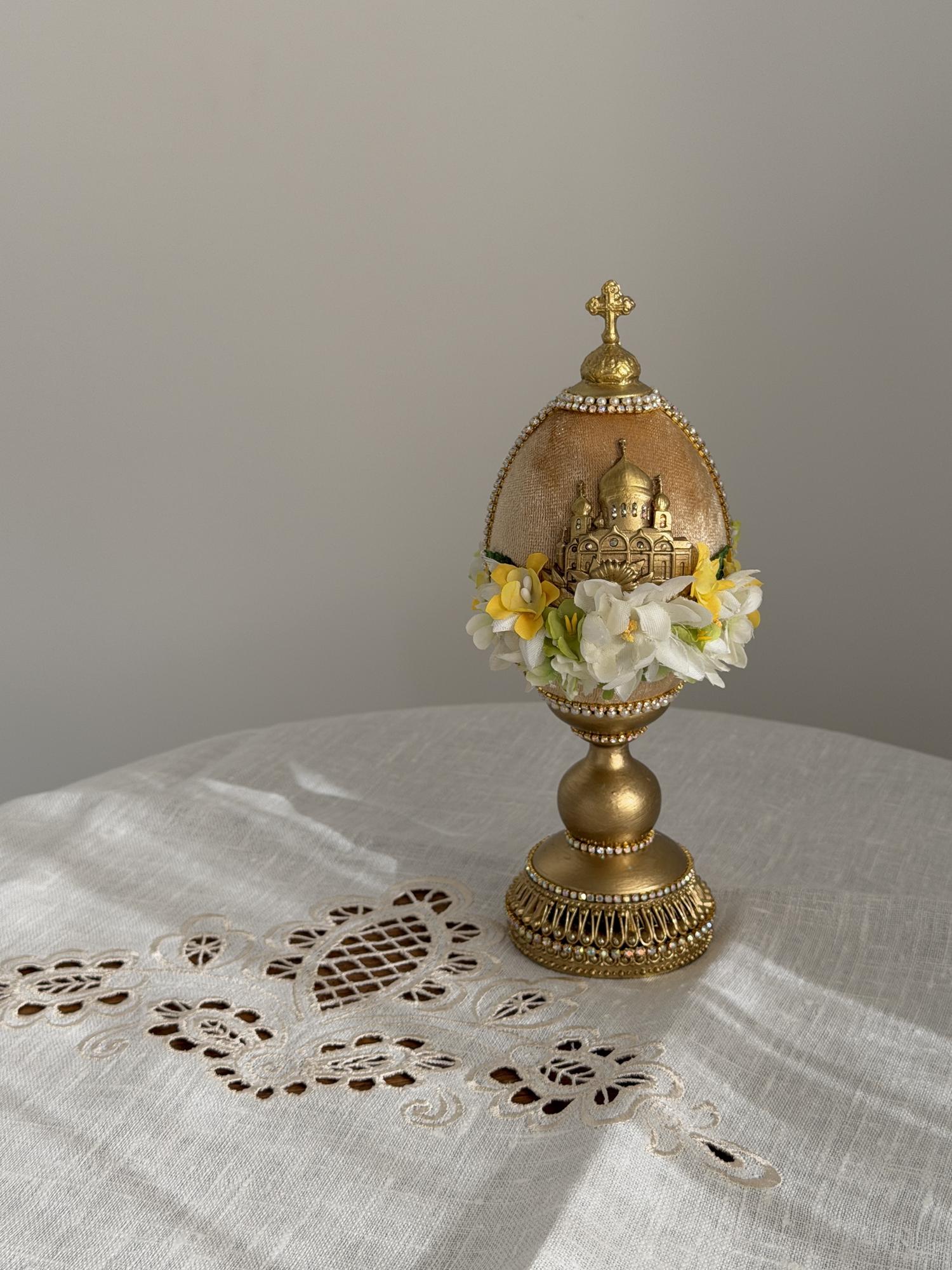 Яйцо на подставке с цветами, жёлтое