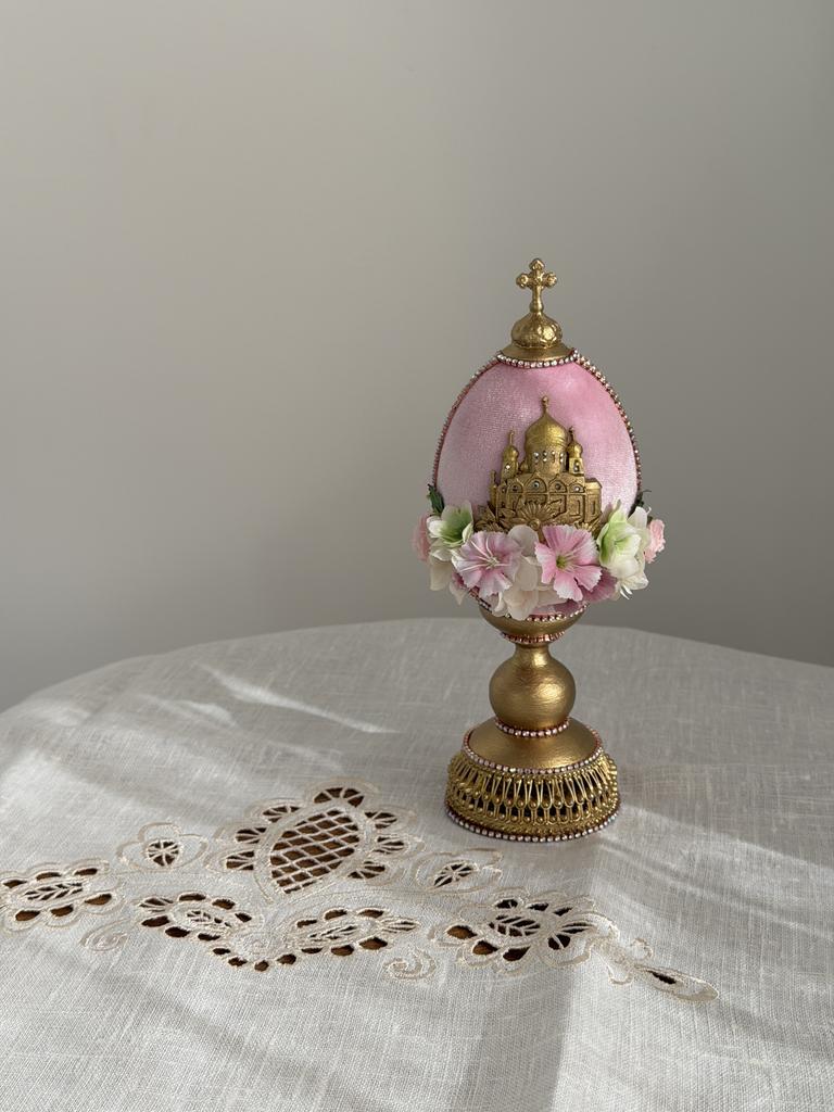Яйцо на подставке с цветами, розовое