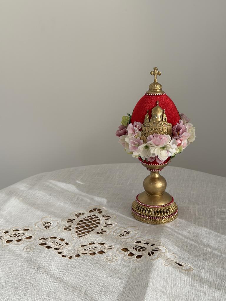 Яйцо на подставке с цветами, красное