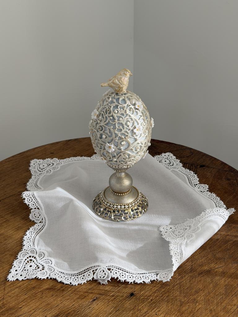 Яйцо на подставке с жемчужинами и птичкой, нежно-голубое