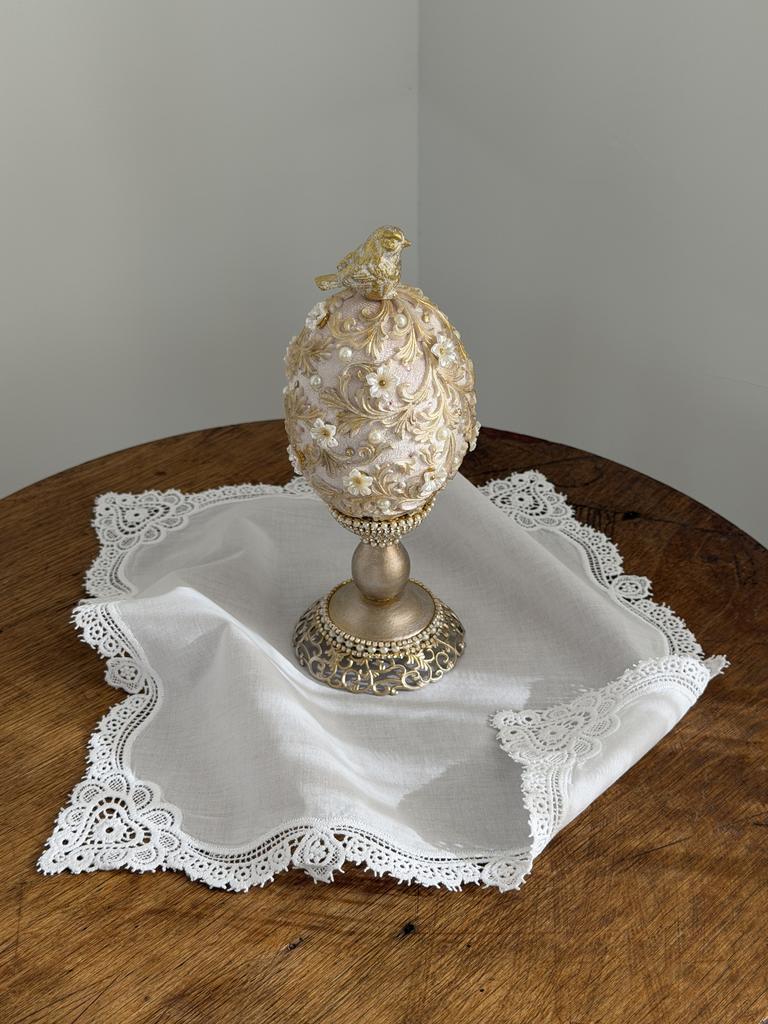 Яйцо на подставке с жемчужинами и птичкой, нежно-бежевое