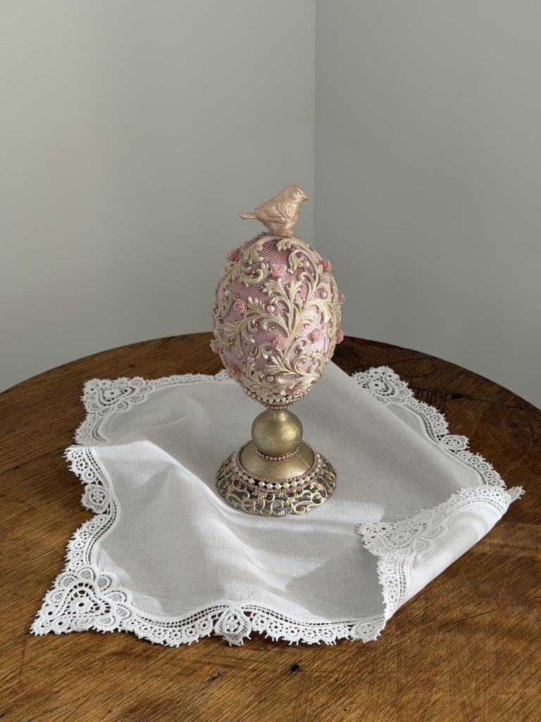 Яйцо на подставке с жемчужинами и птичкой, розовое