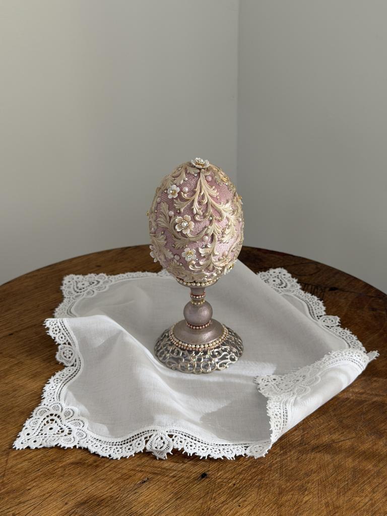 Яйцо на подставке с жемчужинами без птички, розовое