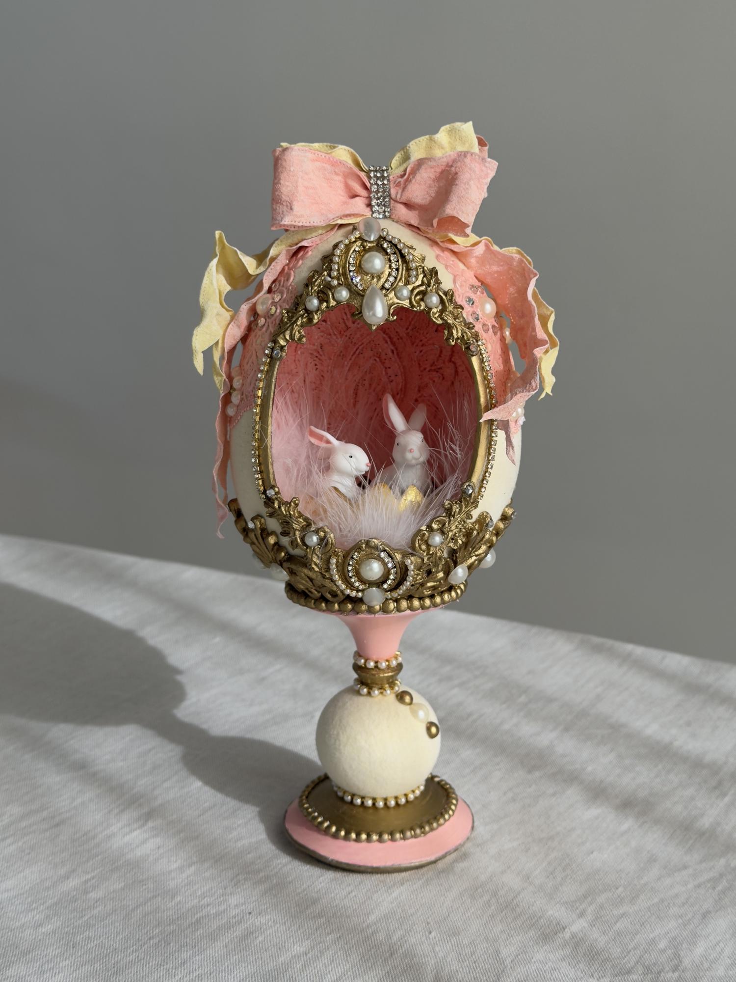 Яйцо больше с кроликами, персиковое