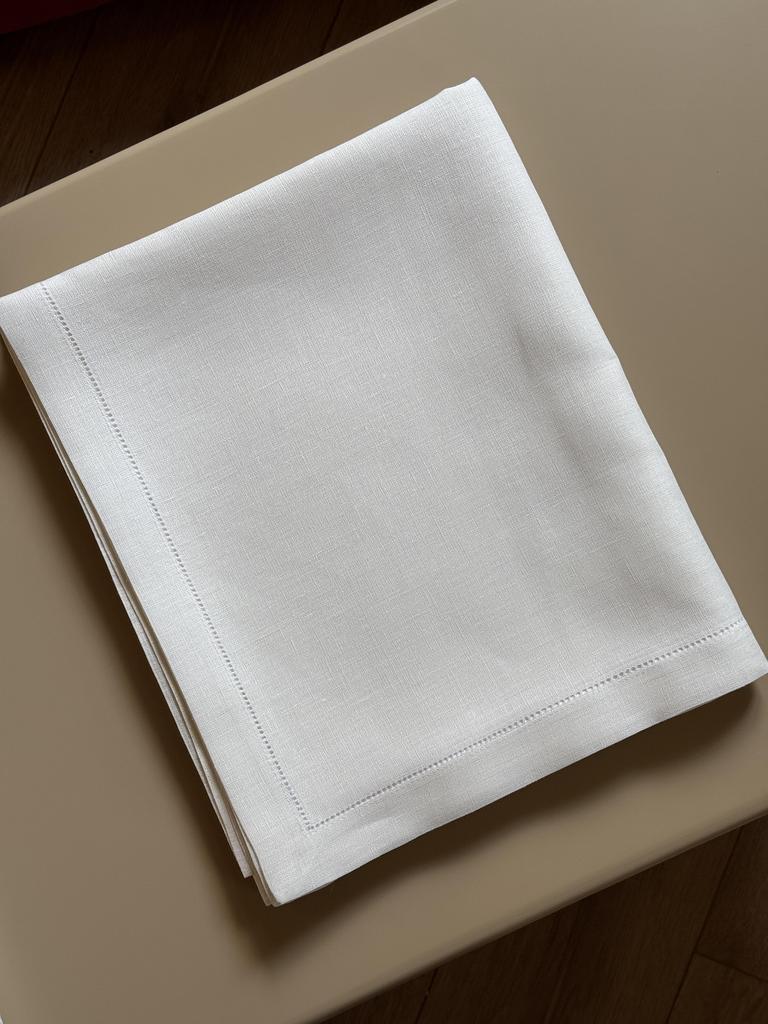 Скатерть с одинарной классической мережкой 140*140 см