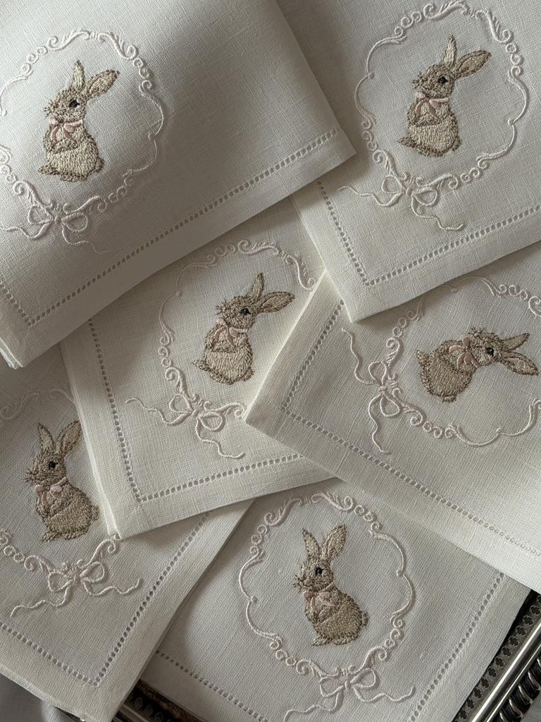 Салфетка с кроликом, молочно-персиковая гамма