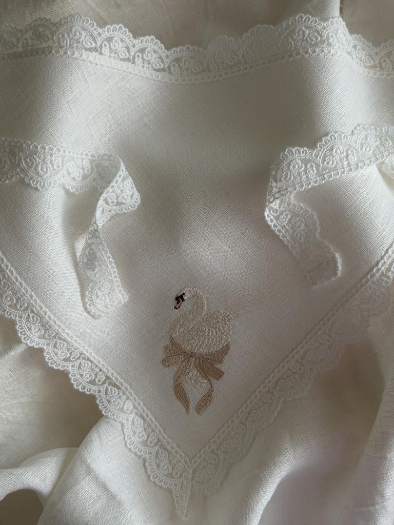 Косынка с лебедем, молочная