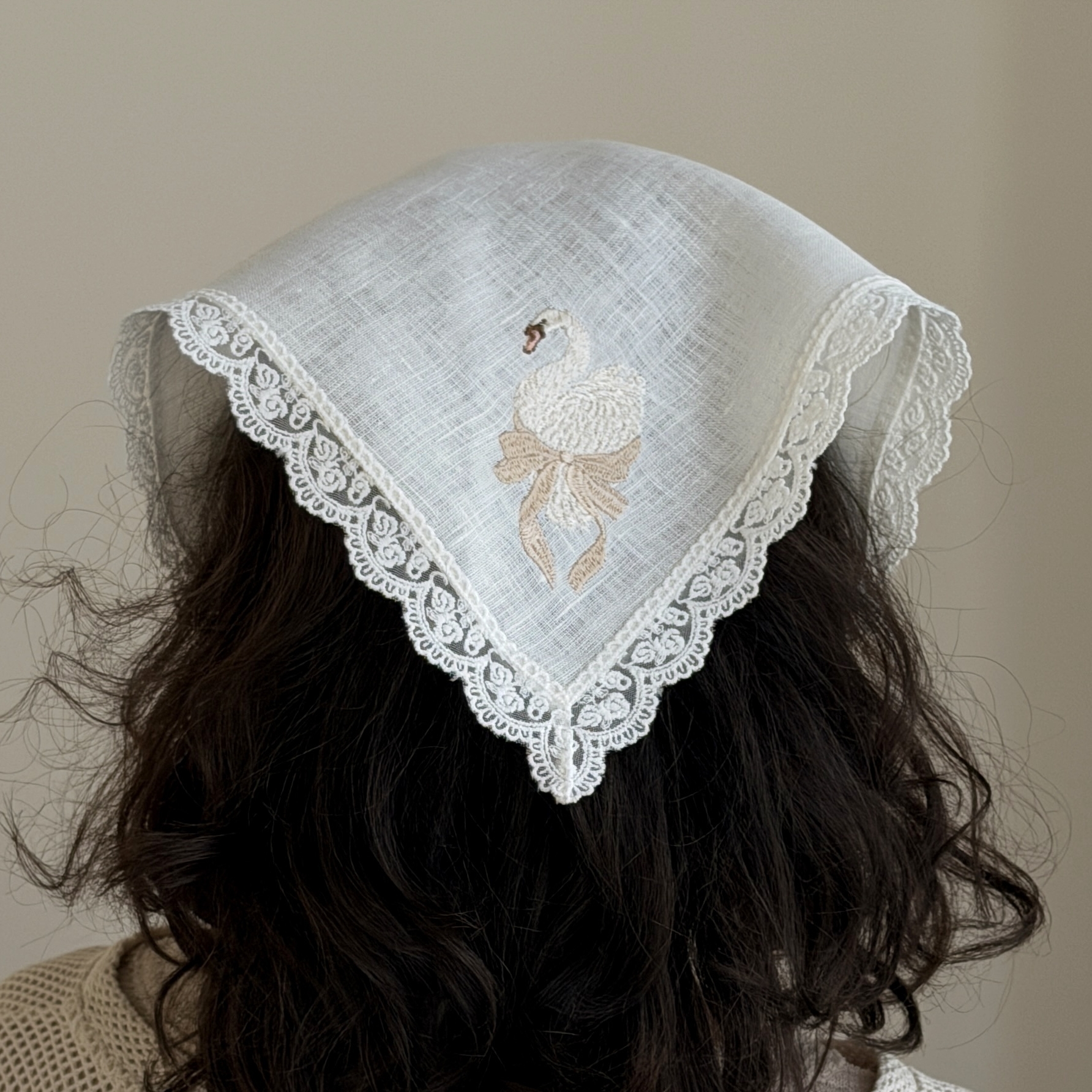 Косынка с лебедем, молочная