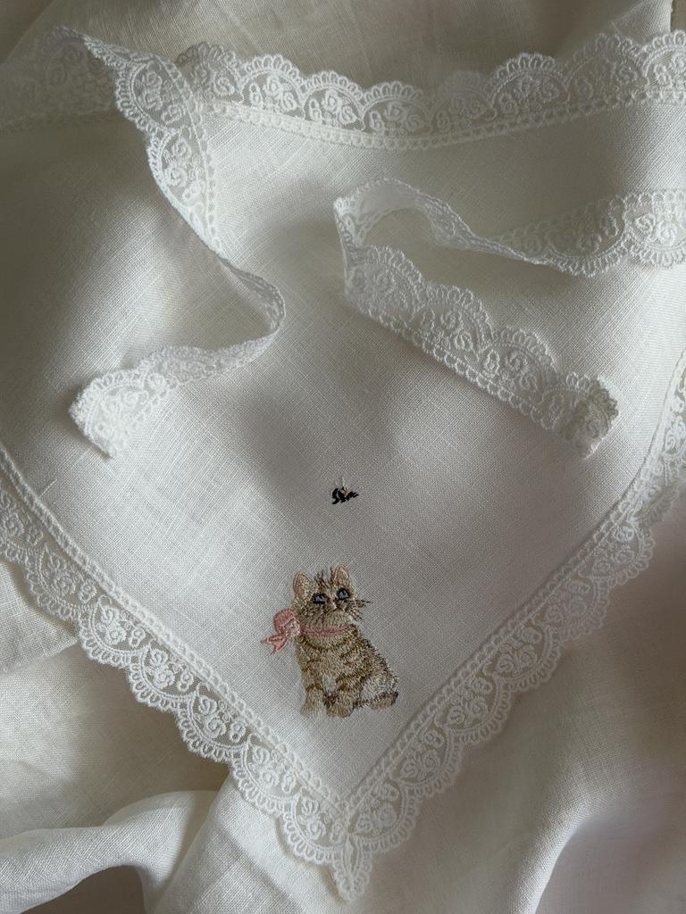 Косынка с котенком и пчелкой, молочная