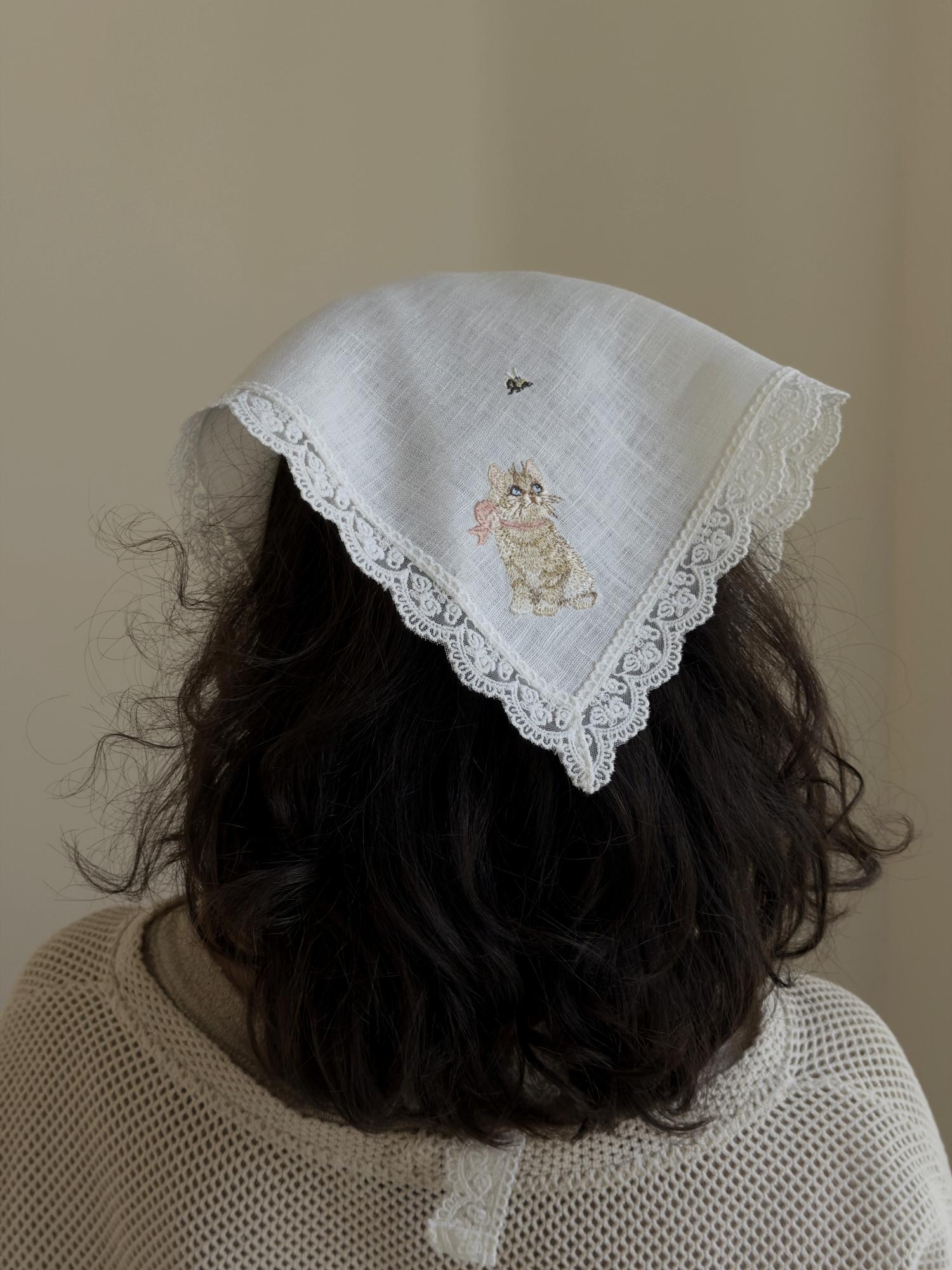 Косынка с котенком и пчелкой, молочная