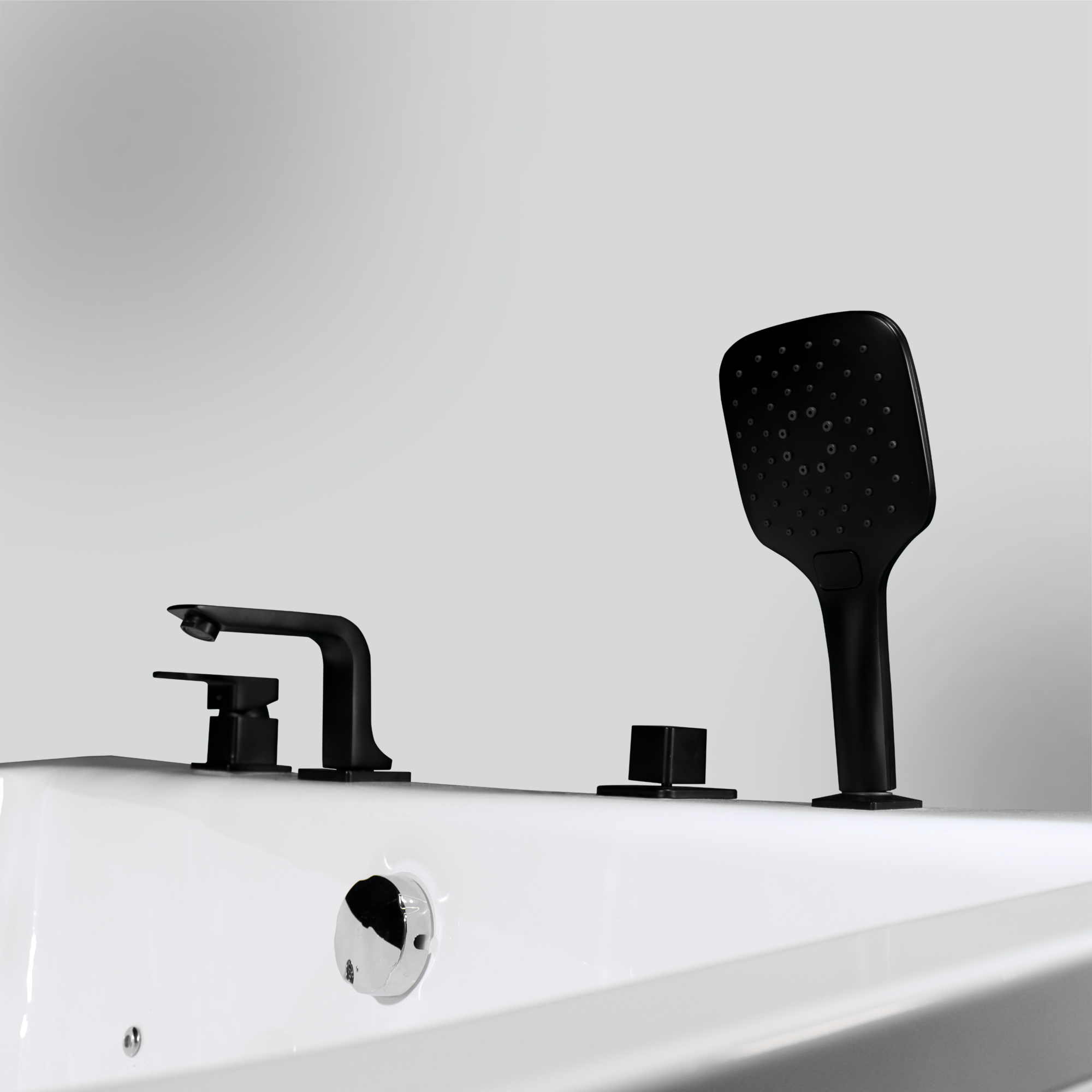 Смеситель на борт ванны N-6001 Черный