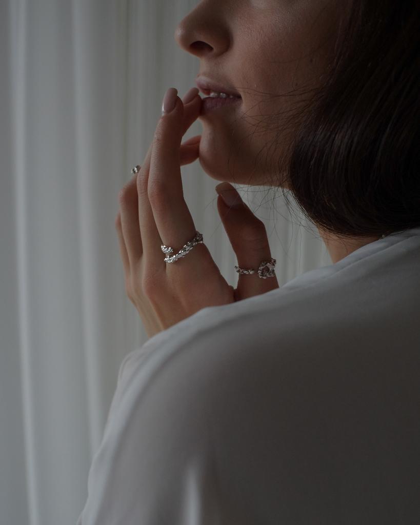 Кольцо из мятого металла разомкнутое