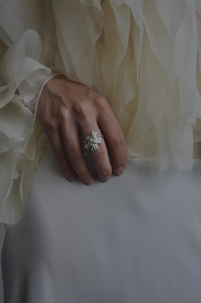 Кольцо цветочек разомкнутое