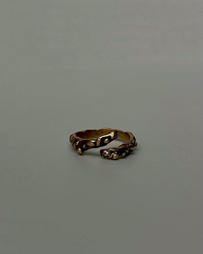 Кольцо из мятого металла разомкнутое бронза