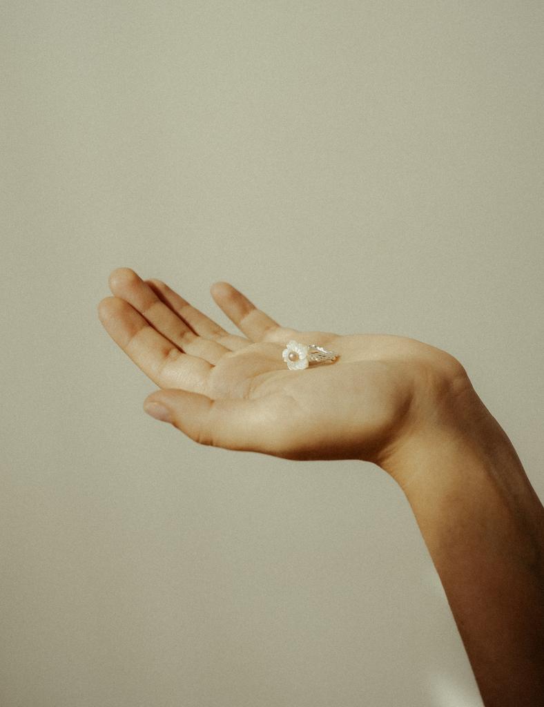 Кольцо с перламутром и жемчугом