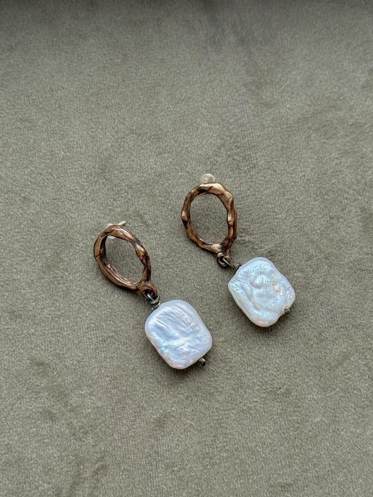 Крупные серьги с жемчугом из бронзы