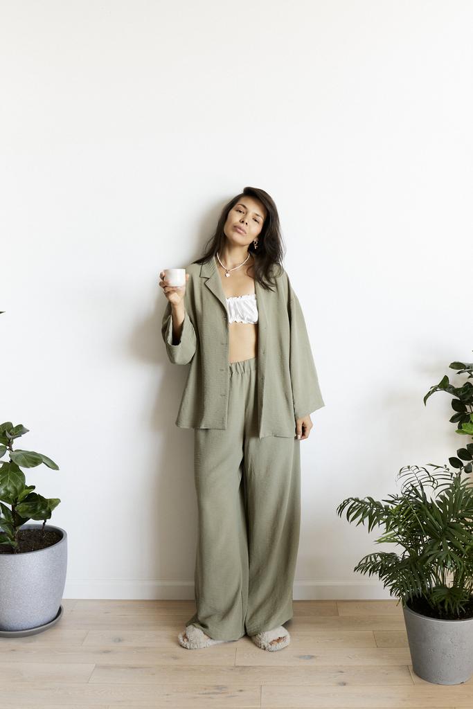 Комплект из рубашки и брюк в оливковом цвете