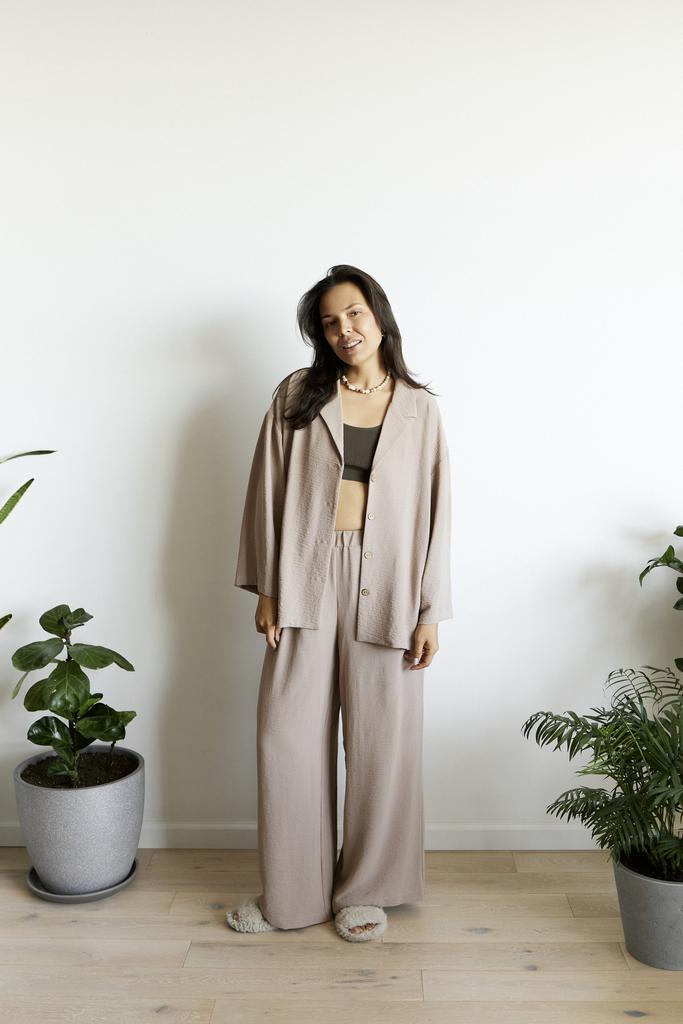 Комплект из рубашки и брюк в какао цвете