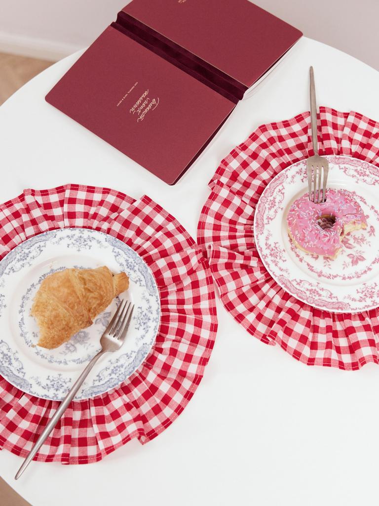 Комплект из двух круглых плейсматов с рюшами "Красная клетка"